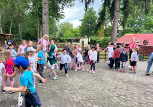 Dzieci tańczą na tarasie