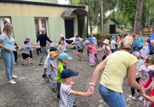 Dzieci tańczą na tarasie