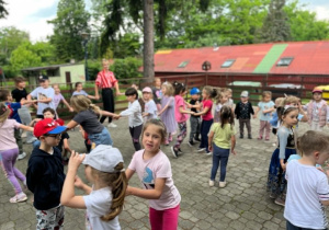 Dzieci tańczą na tarasie