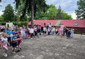 Dzieci tańczą na tarasie