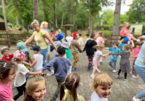 Dzieci tańczą na tarasie