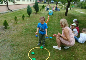 Chłopoec rzuca do celu
