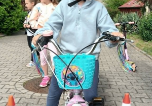 Dziewczynka jedzie na rowerze