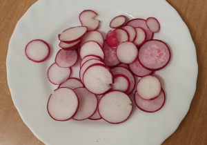 rzodkiewki na talerzu