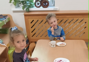 Dzieci jedzą rzodkiewkę