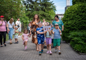 Dzieci idą