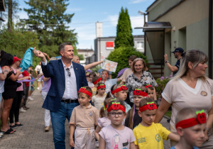 Dzieci idą z Prezydentem miasta