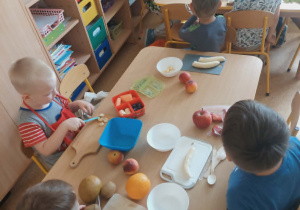 dzieci obierają owoce ze skórek