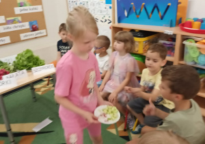 Dzieci pracują przy stolikach