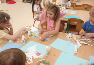 Dzieci pracują przy stolikach