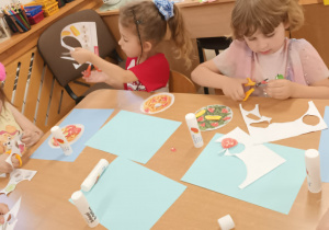 Dzieci pracują przy stolikach
