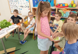 Dzieci pracują przy stolikach