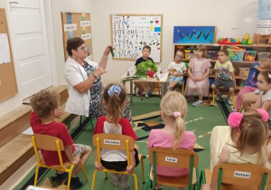 Dzieci słuchają uważnie