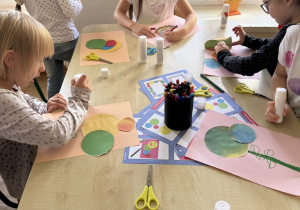 Kreatywne prace dzieci z kropek