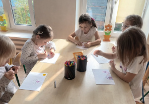 Praca kreatywna przy stolikach