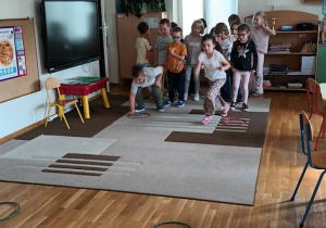 Dzieci biorą udział w zabawach ruchowych