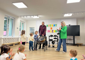 Dzoewczynka uderza w bębenek