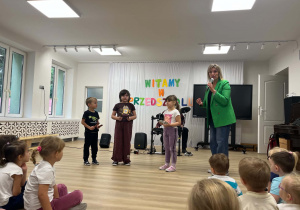 Dzieci grają na instrumentach