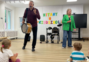 Pan pokazuje bębenek