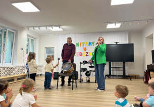 Dzieci grają na instrumentach