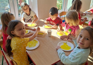 Praca plastyczna przy stolikach - wykonanie jabłka z talerzyka papierowego.