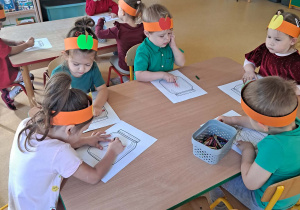 Dzieci pracują przy stolikach