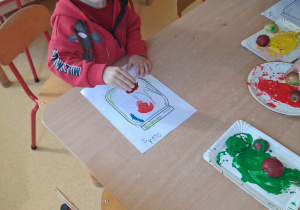 Dzieci pracują przy stolikach