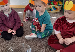 Dzieci siedza na dywanie