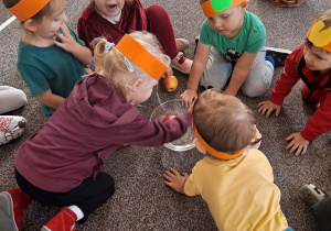 Dzieci siedzą na dywanie