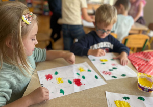 Dzieci pracują przy stoliku