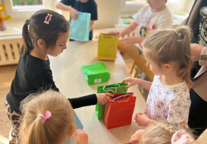 Dzieci pracują przy solikach