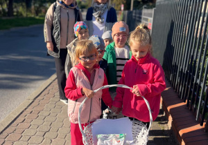Dzieci idą do parku
