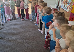 Dzieci idą w kole