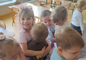 Dzieci przytulają się