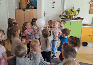 Dzieci bawią sie balonem