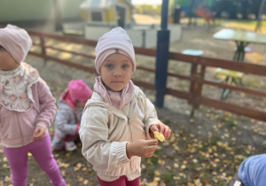 Dzieci zbierają listki