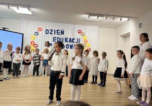 Dzieci wystepują