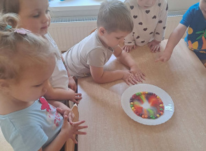 Tęcza z cukierków w grupie Sówki