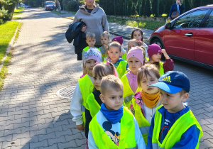 Dzieci na spacerze jesiennym
