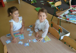 dziewczynki ukadają puzzle