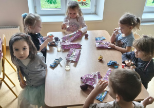 Dzieci siedzą przy stolikach