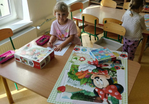 Dziewczynka uklada puzzle
