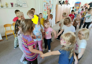 dziewczynki tańczą w kółku