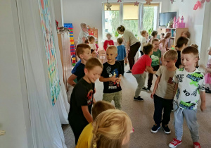 chłopcy tańcza w rytm muzyki