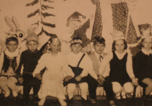 dzieci w przebraniach na zabawie choinkowej ok 1970 roku