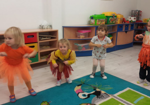 dzieci tańczą jesienne kaczuszki