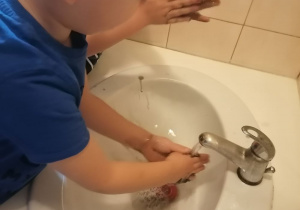 chłopiec myje ręce