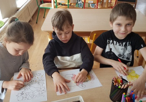 Oliwia, Olek i Bartek rysują