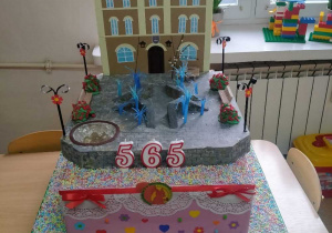 Tort urodzinowy przygotowany przez dzieci